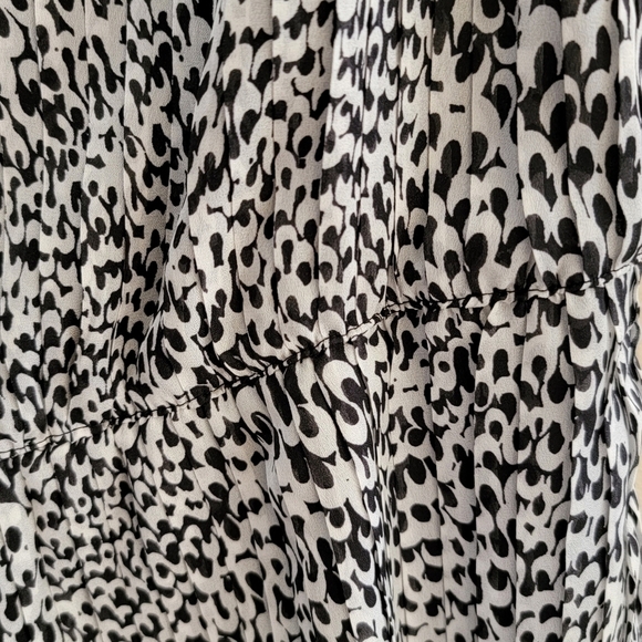 Loft | Petite Black & White Print Pleated Peplum Tank Top - Picture 3 of 5